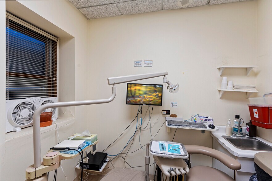 More Photos Of 230 Hilton Ave, Hempstead Office For Sale