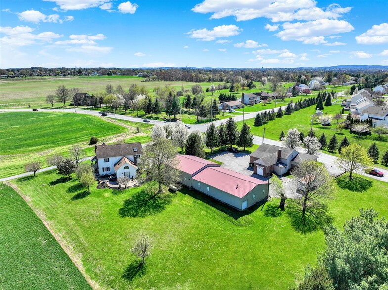 More Photos Of 2553 Roosevelt Ave, York Flex For Sale