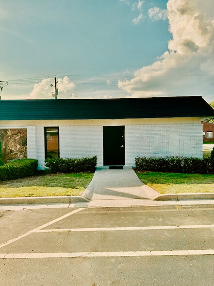 Primary Photo Of 63 W Candler St, Winder Medical For Lease