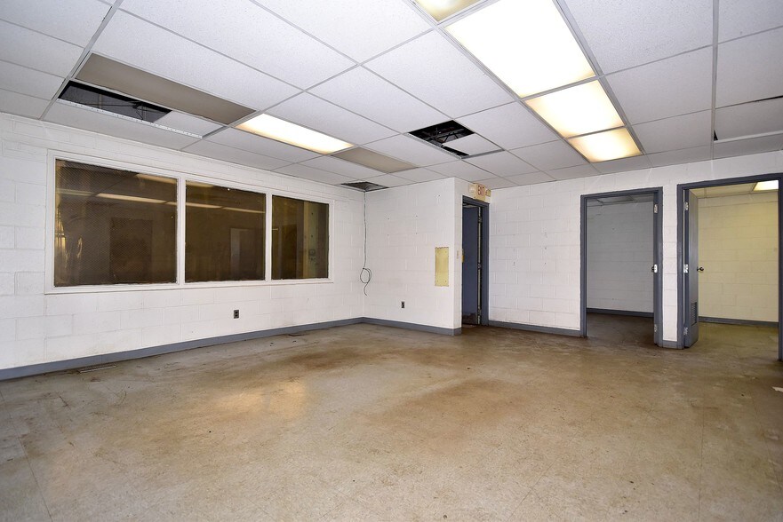 More Photos Of 420 Woodruff Rd, Joliet Warehouse For Lease