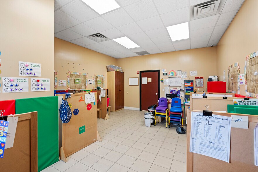 More Photos Of 2707 Hylan Blvd, Staten Island Office For Lease
