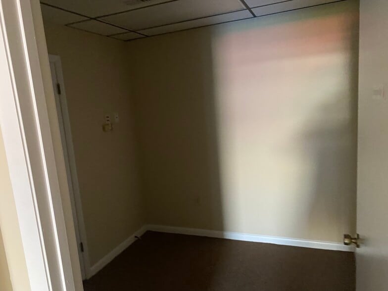 More Photos Of 1535 N Cogswell St, Rockledge Warehouse For Lease