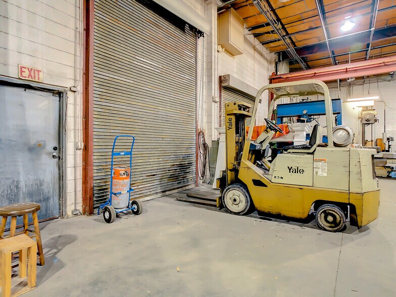 More Photos Of 11625 N 54th St, Clearwater Manufacturing For Sale