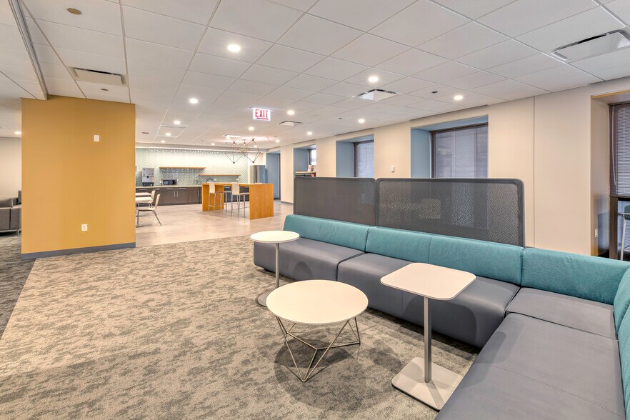 More Photos Of 737 N Michigan Ave, Chicago Office For Lease