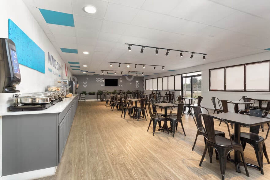 More Photos Of 2500 33rd St, Orlando Hotel For Sale