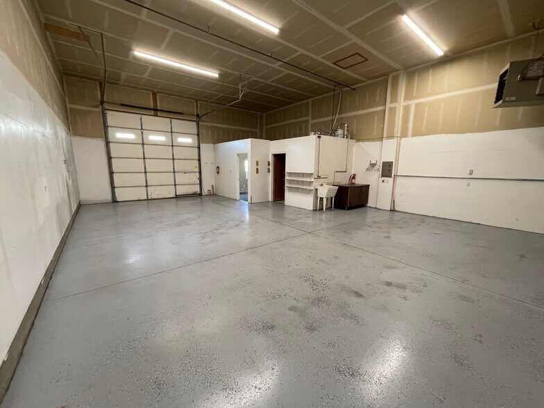 More Photos Of 427-445 N Denver Ave, Loveland Light Manufacturing For Lease