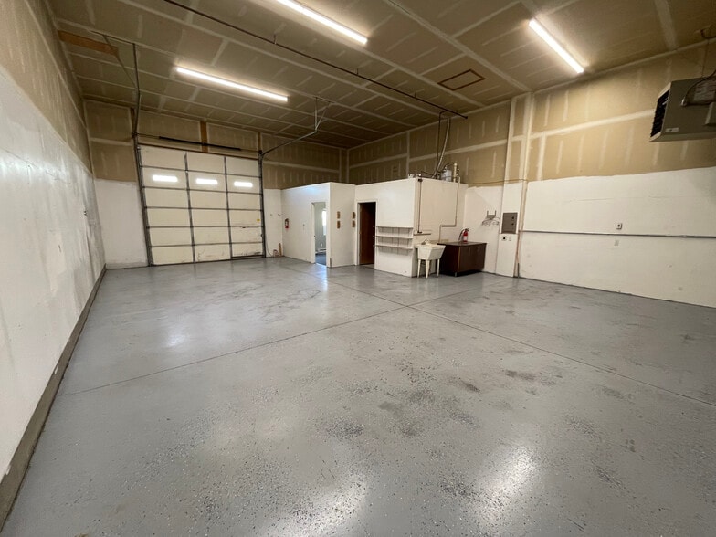 More Photos Of 427-445 N Denver Ave, Loveland Light Manufacturing For Lease