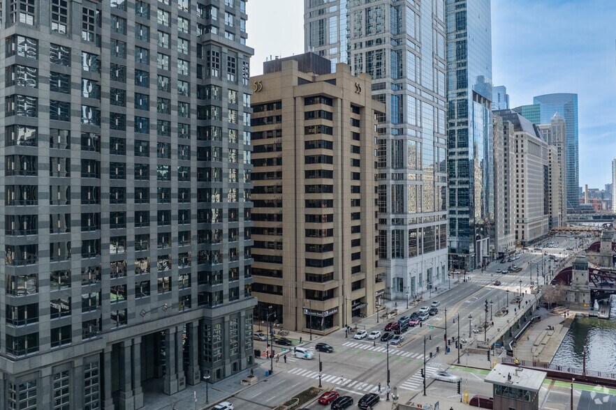 More Photos Of 55 W Wacker Dr, Chicago Office For Lease