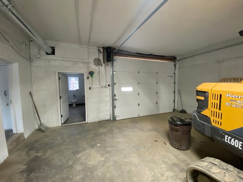 More Photos Of 137 Overlook Rd, Poughkeepsie Warehouse For Lease