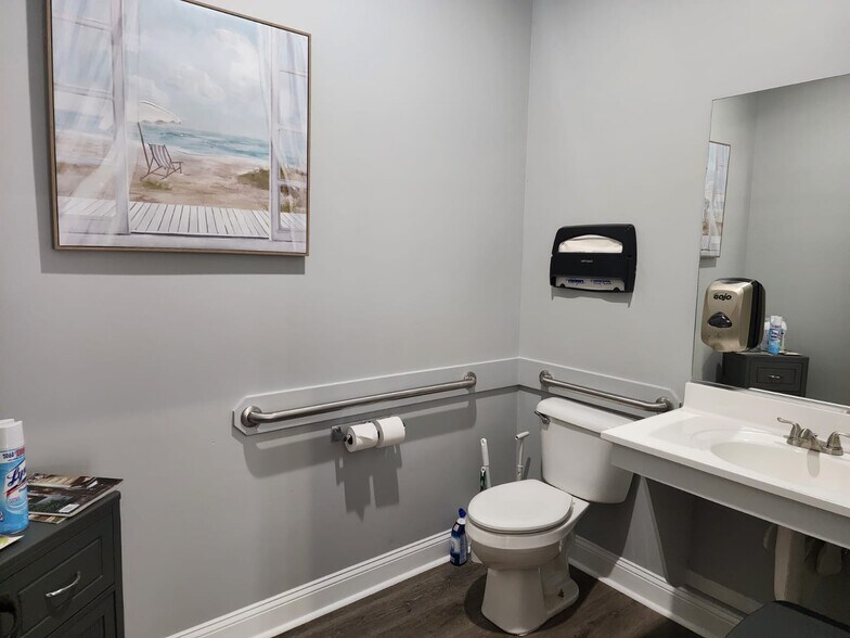 More Photos Of 1670 McKendree Church Rd, Lawrenceville Medical For Lease