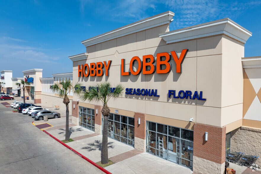 More Photos Of 7300-7400 N 10th St, McAllen Unknown For Lease