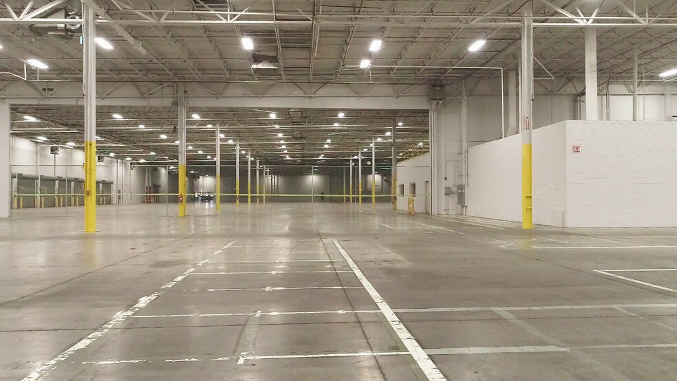 More Photos Of 6750 N Desert Blvd, El Paso Distribution For Lease