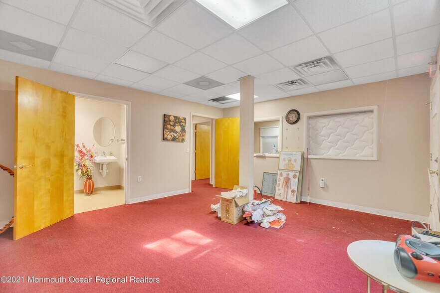 More Photos Of 2101 Lake Rd, Manchester Medical For Sale