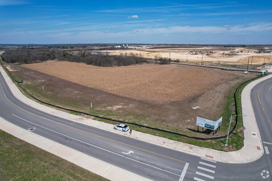 More Photos Of 1425 Susurro Pky, San Marcos Distribution For Lease