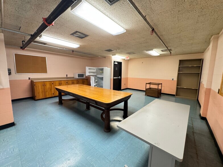 More Photos Of 40 E Simmons St, Galesburg Flex For Sale