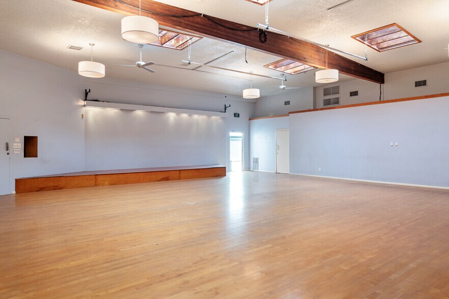 More Photos Of 2215 Main St, Santa Monica Freestanding For Lease