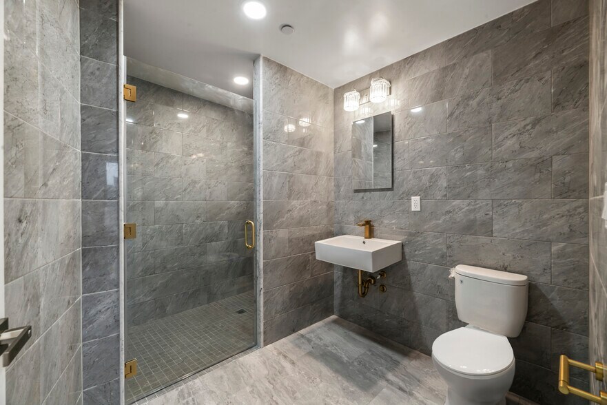 More Photos Of 14 Olive St, Brooklyn Hotel For Lease