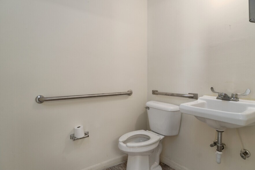 More Photos Of 300 S Line Ave, Inverness Medical For Sale