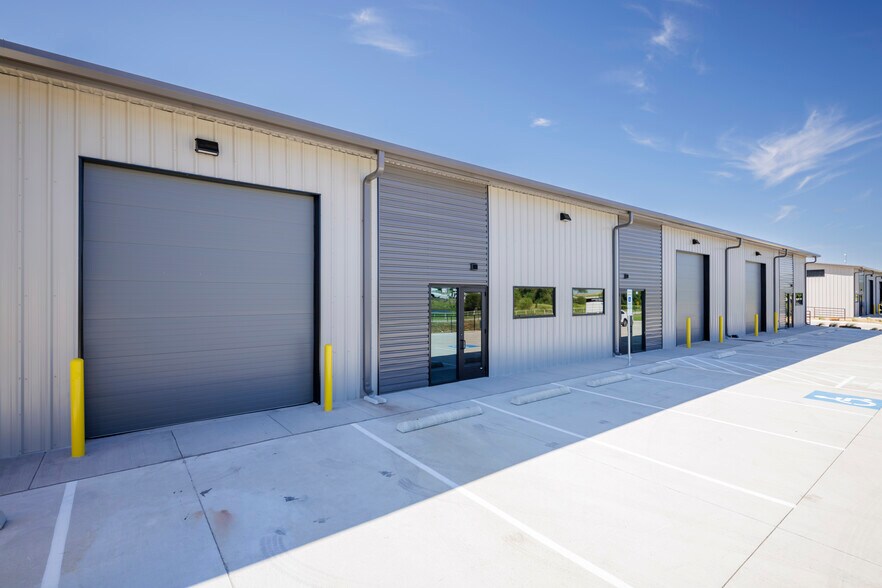 More Photos Of 6451 Silver Saddle Rd, Fort Worth Warehouse For Lease