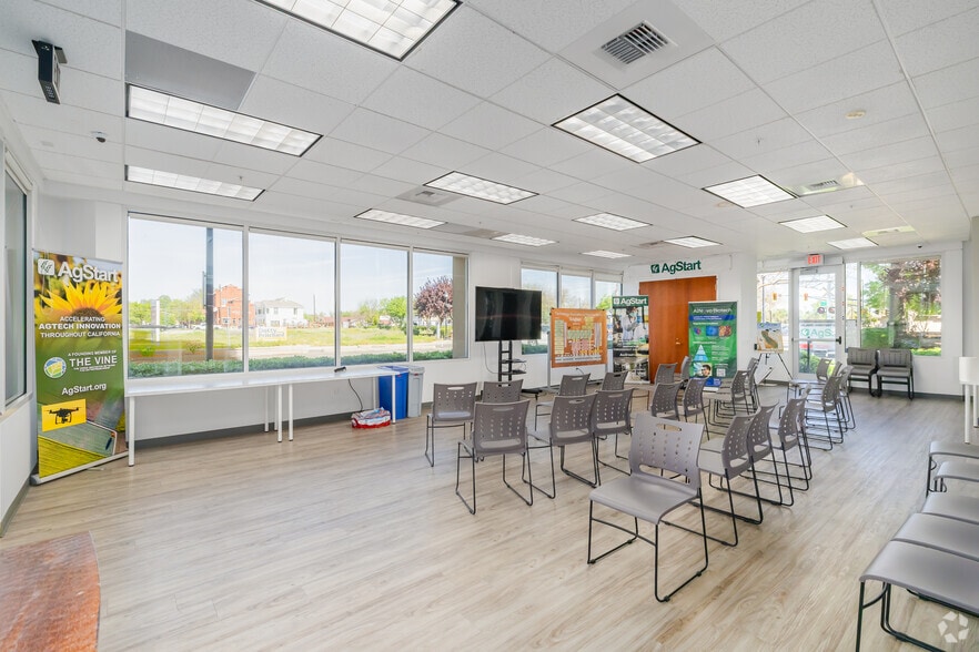 More Photos Of 1100 Main St, Woodland Medical For Lease