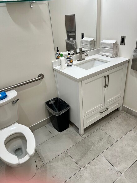 More Photos Of 1437 W Auto Dr, Tempe Showroom For Lease