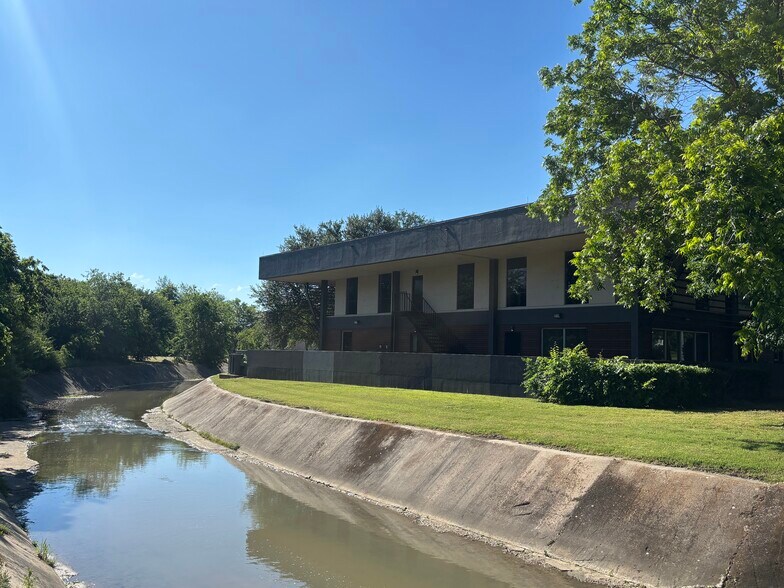 More Photos Of 414 W Parkway St, Denton Loft Creative Space For Sale