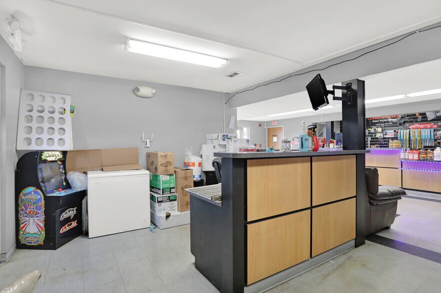 More Photos Of 1116 W County Road 450 N, Brazil Truck Terminal For Lease