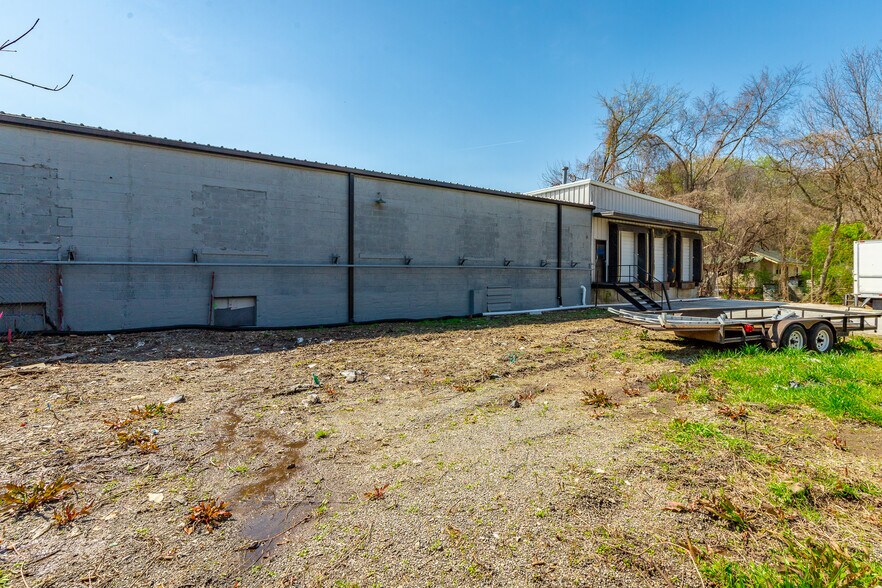 More Photos Of 406 4th Ave, Dalton Manufacturing For Lease