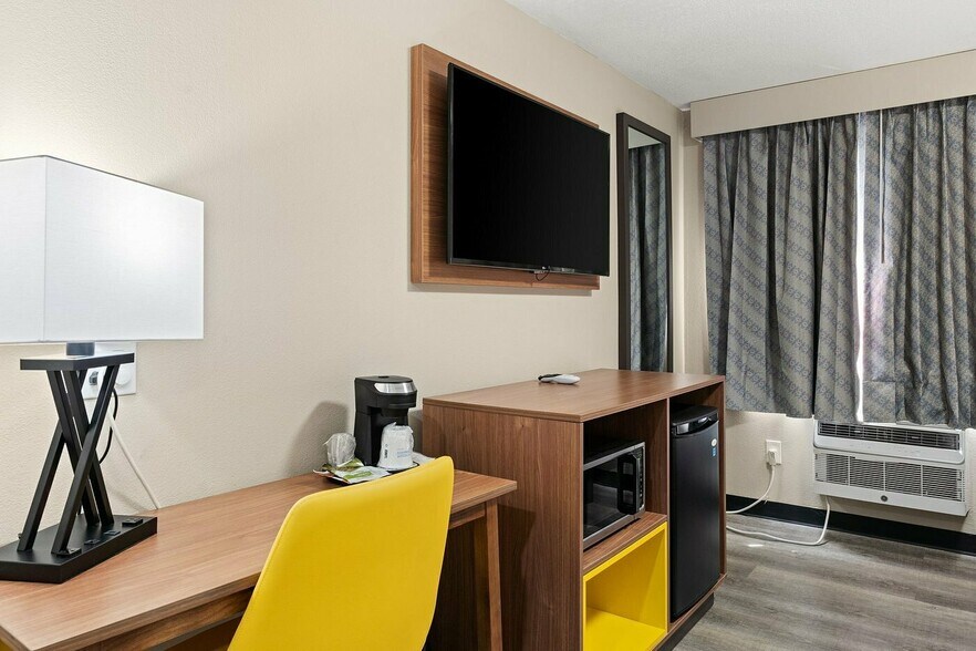 More Photos Of 1520 Candelaria Rd NE, Albuquerque Hotel For Sale