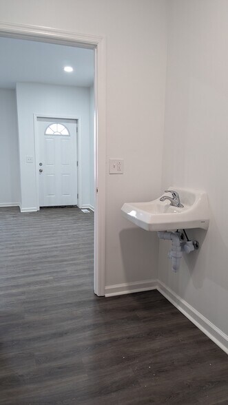 More Photos Of 1300A S Dickerson Rd, Nashville Light Manufacturing For Sale