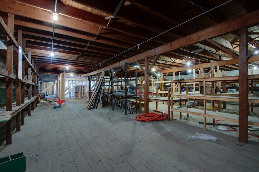 More Photos Of 301 S 7th St, Quincy Light Distribution For Sale