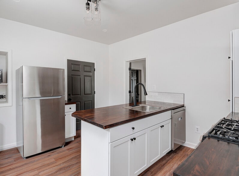 More Photos Of 6543 Ferguson St, Indianapolis Office Residential For Lease