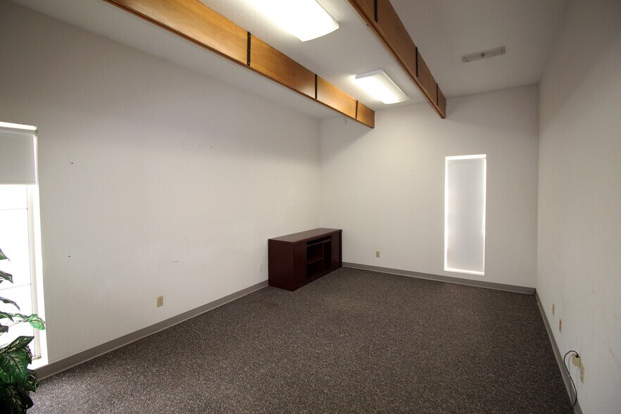 More Photos Of 2509 W 2nd St, Marion Office For Lease