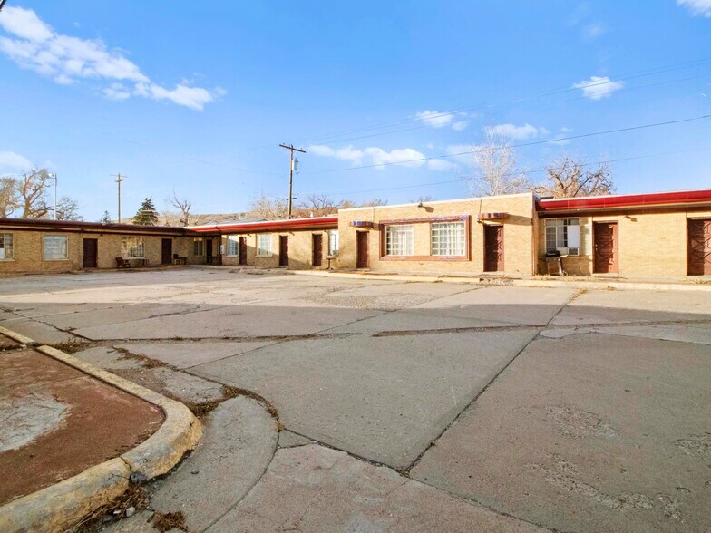 More Photos Of 905 W Spruce St, Rawlins Hotel For Sale