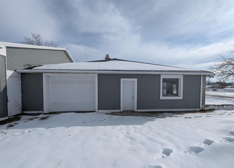 More Photos Of 421 E Moneta Ave, Peoria Heights Self Storage For Lease