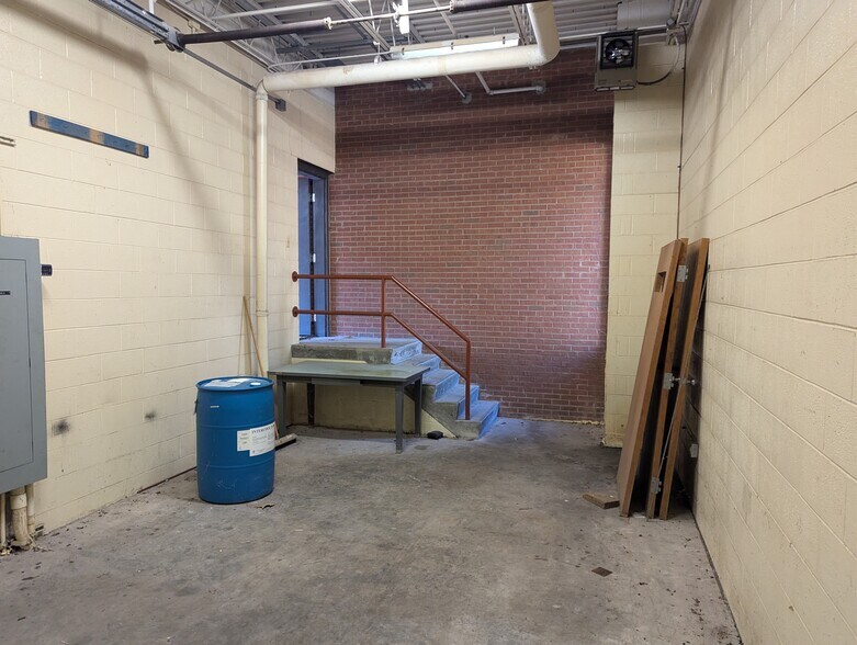 More Photos Of 34591 General Mahone Blvd, Ivor Office For Sale