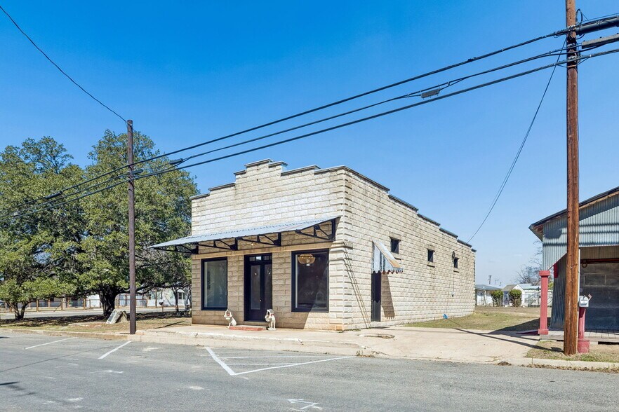 More Photos Of 606 High St, Comfort Storefront For Sale