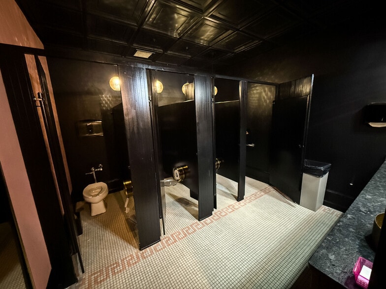 More Photos Of 402 W Trade St, Charlotte Office For Lease