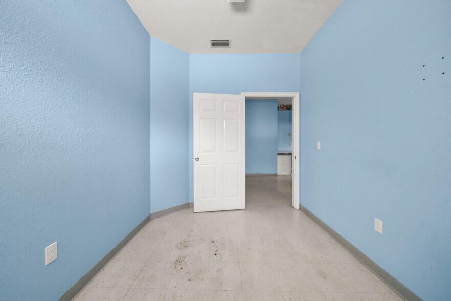 More Photos Of 401 W Interlake Blvd, Lake Placid Office For Sale