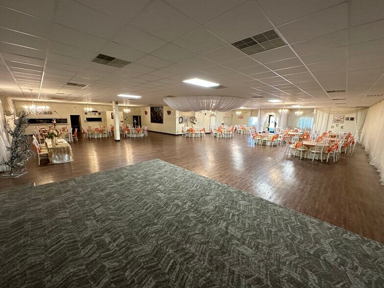 More Photos Of 3900 Davis St W, Dallas Flex For Sale