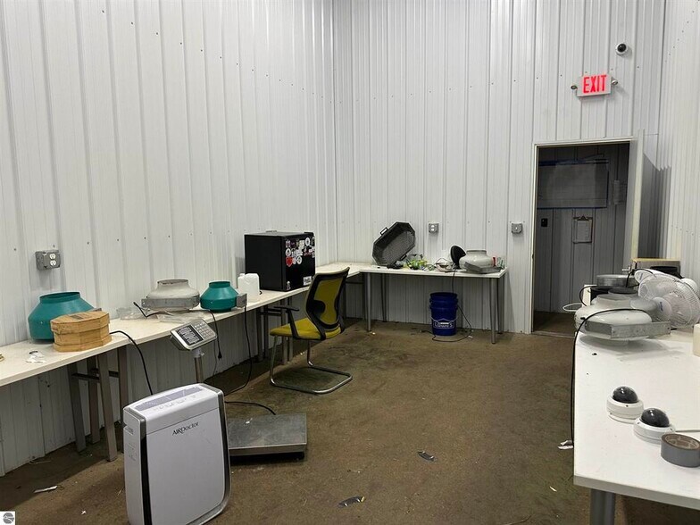 More Photos Of 404 S Park Dr, Kalkaska Warehouse For Lease