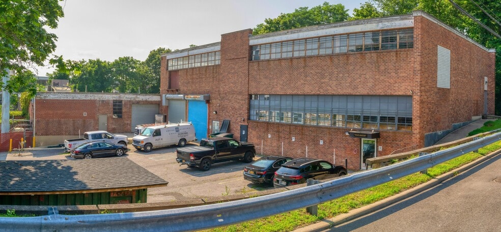 More Photos Of 1 Shore Rd, Glenwood Landing Warehouse For Lease