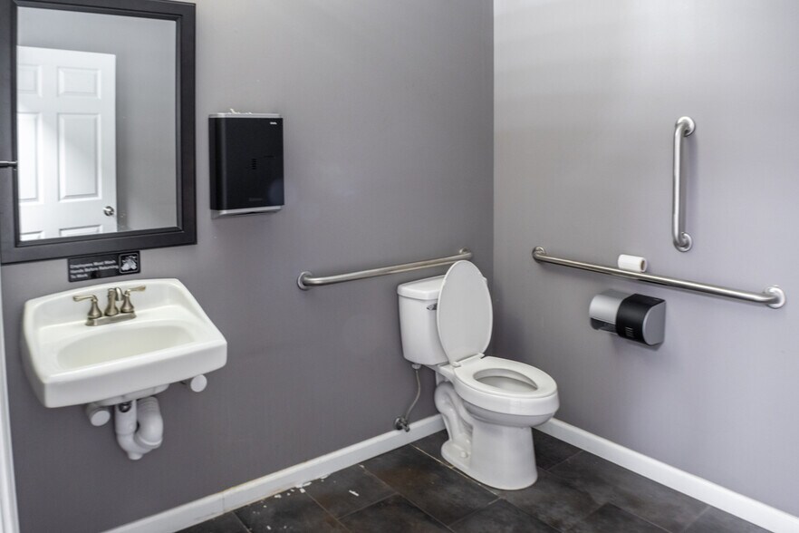 More Photos Of 2504 Veterans Memorial Pky S, Lafayette Office For Sale