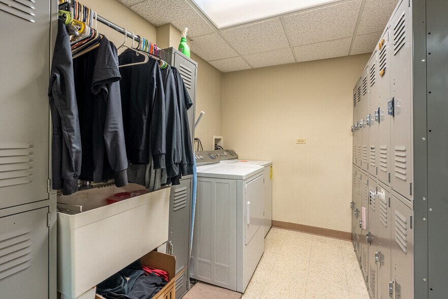 More Photos Of 1303 Macom Dr, Naperville Medical For Lease