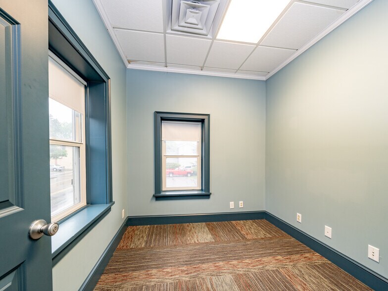 More Photos Of 35 Main St, Scottsville Office For Sale