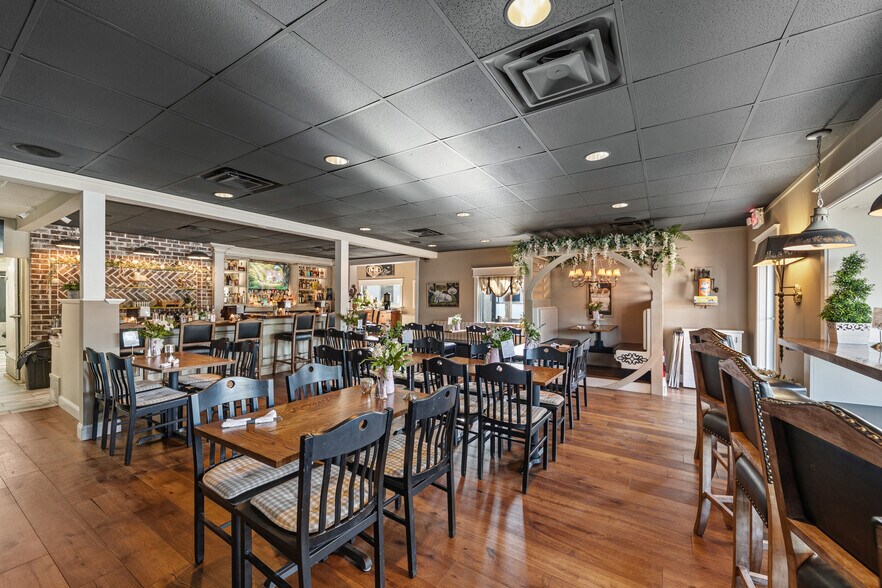 More Photos Of 320 W College St, Pulaski Fast Food For Sale