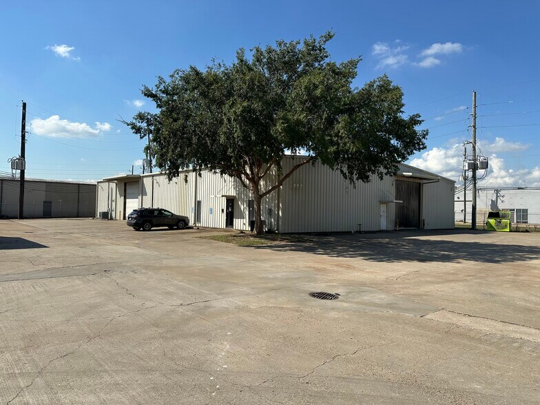 Primary Photo Of 13408 Redfish Ln, Stafford Warehouse For Lease
