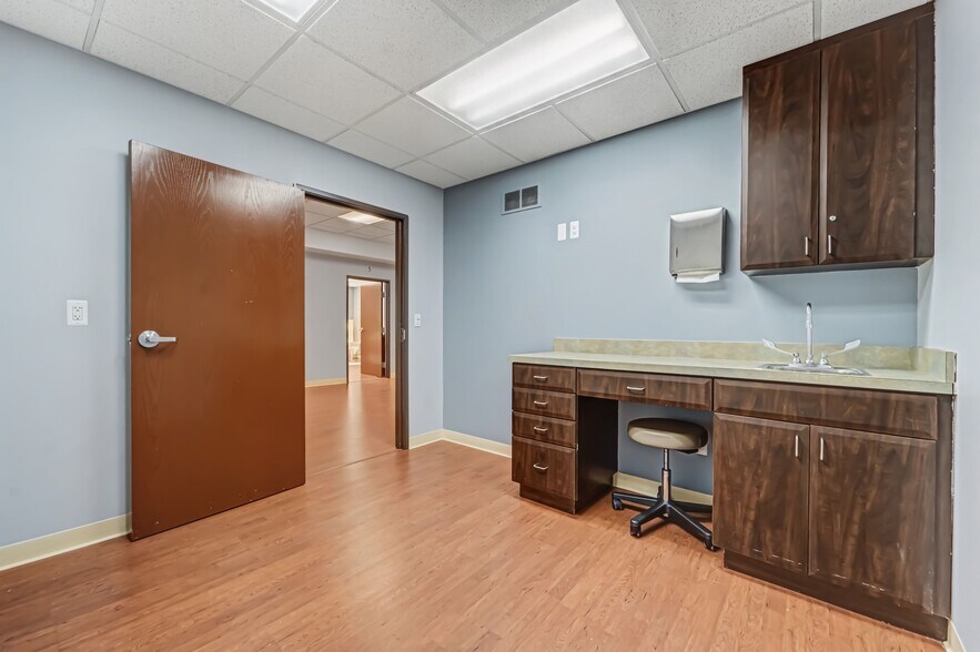 More Photos Of 2950 Crooks Rd, Rochester Hills Healthcare For Lease