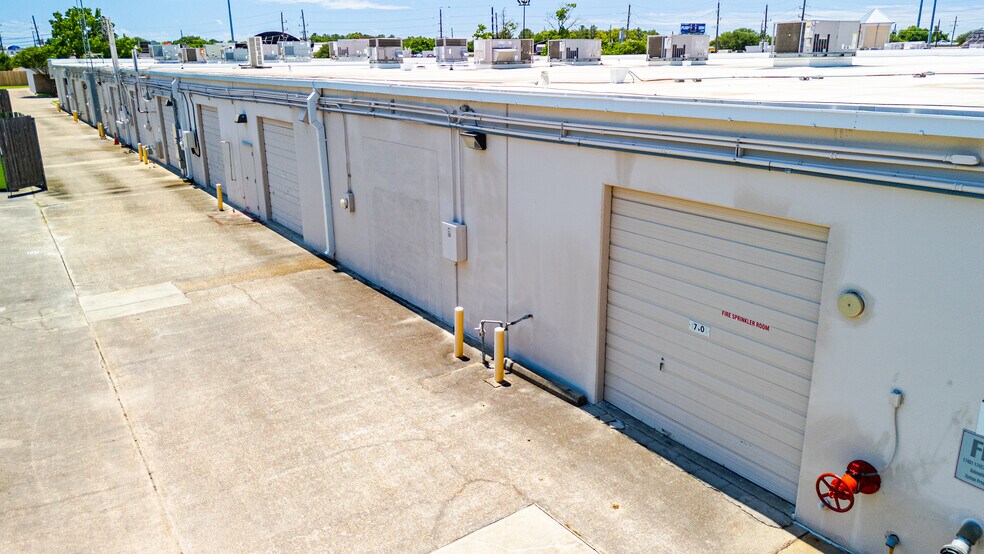 More Photos Of 17449-17497 Village Green Dr, Houston Unknown For Lease