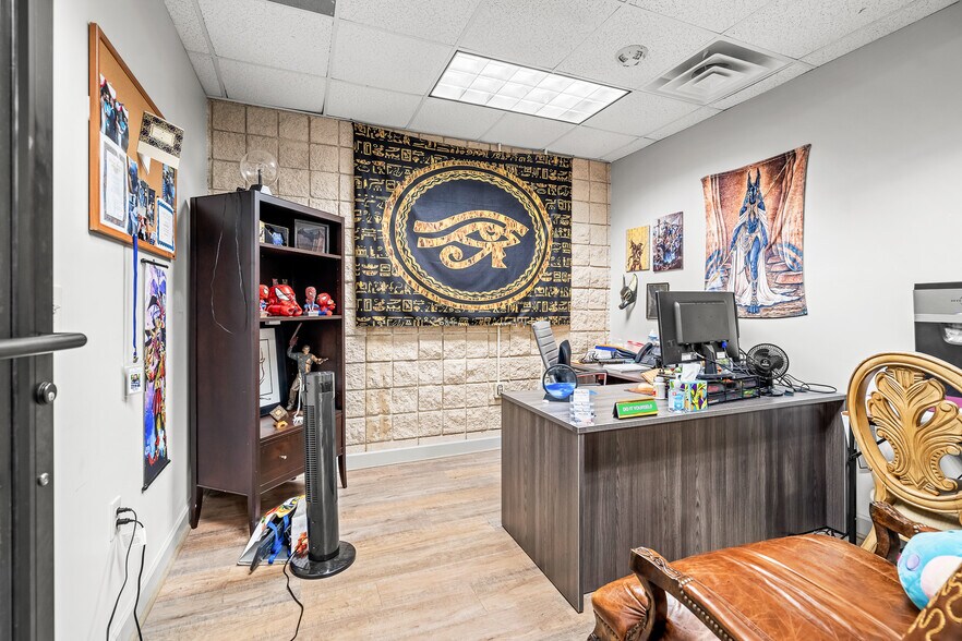 More Photos Of 508 S Lexington Ave, Burlington Office For Sale